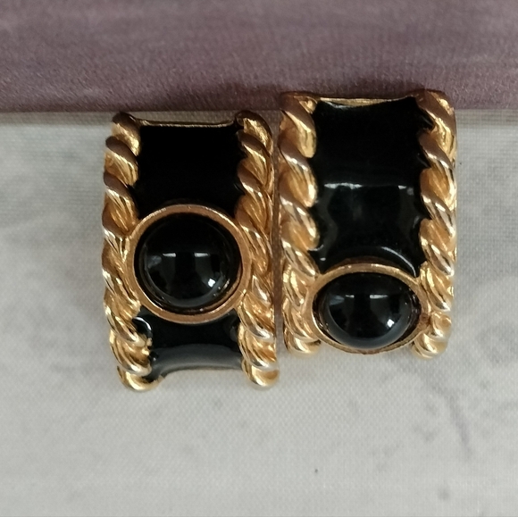Women's Swirl Gold Tone and Black Enamel Clip On Earrings Luxury Formal Classic - Picture 11 of 11